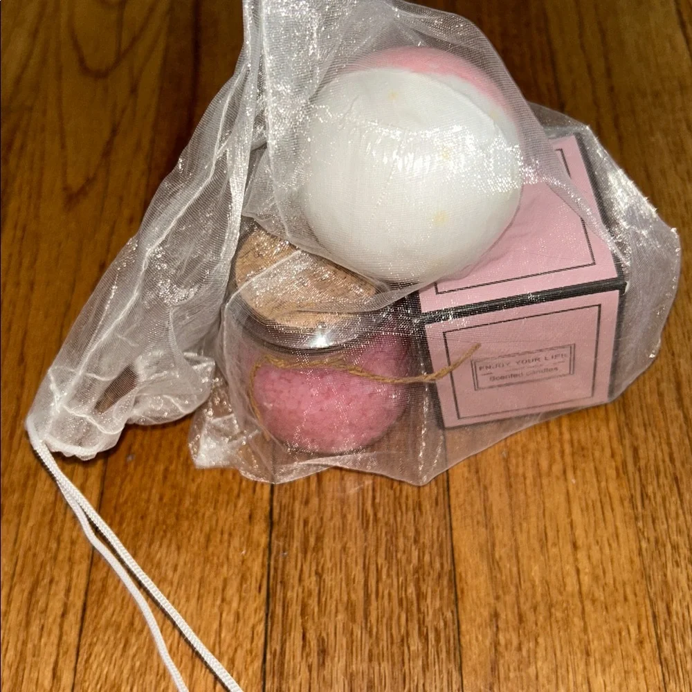 Pink Bath Bomb and Scented Candle Gift Set NEW